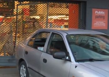 Εισβολή σε κατάστημα με κλεμμένο αμάξι στην Αγία Παρασκευή