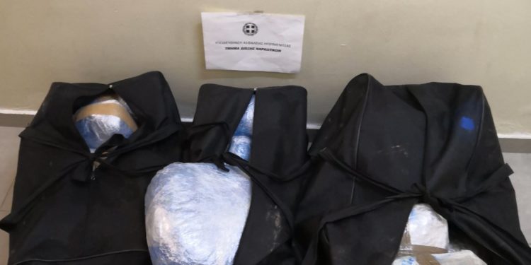 Θεσπρωτία: Συνελήφθησαν 2 αλλοδαποί που μετέφεραν πεζοί πάνω από 42 κιλά κάνναβης