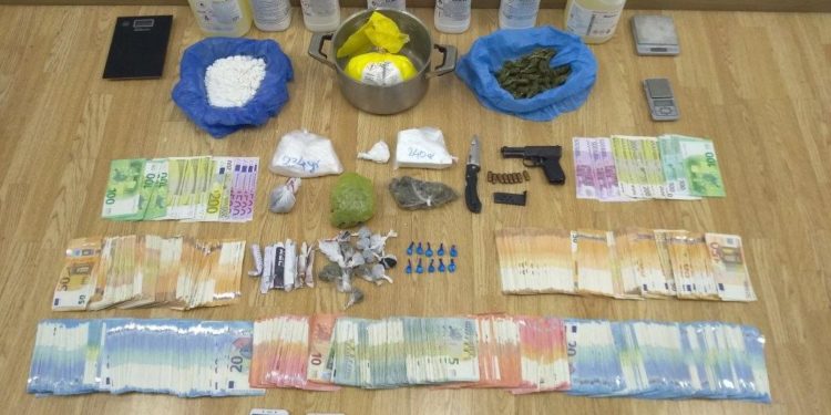 Εργαστήριο νόθευσης και συσκευασίας ναρκωτικών εντοπίστηκε σε σπίτι στο Πέραμα – 2 συλλήψεις