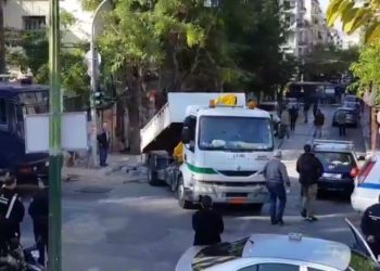 Έφοδος της ΕΛ.ΑΣ. σε υπό κατάληψη κτίριο (ΦΩΤΟ)