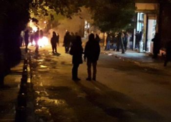 Eξάρχεια: Ξεκίνησε ο πετροπόλεμος – “Aπάντησαν” με φωτοβολίδες τα ΜΑΤ (ΦΩΤΟ)