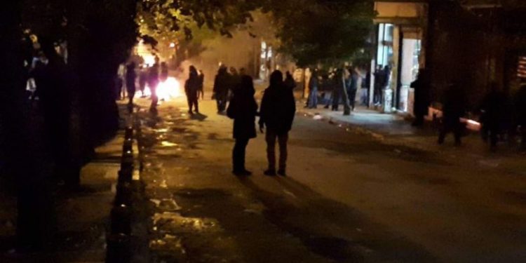 Eξάρχεια: Ξεκίνησε ο πετροπόλεμος – “Aπάντησαν” με φωτοβολίδες τα ΜΑΤ (ΦΩΤΟ)