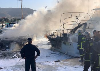 Υπό έλεγχο η πυρκαγιά σε σκάφη στη Γ’ μαρίνα Γλυφάδας (BINTEO-ΦΩΤΟ)