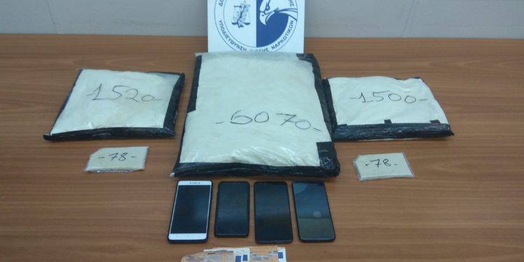 Συνελήφθησαν στον Διεθνή Αερολιμένα Αθηνών 2 αλλοδαποί για εισαγωγή ναρκωτικών – Το tweet Χρυσοχοΐδη