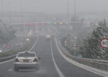 Κλειστή η Αθηνών – Λαμίας και στα δύο ρεύματα κυκλοφορίας λόγω της έντονης χιονόπτωσης (ΒΙΝΤΕΟ)