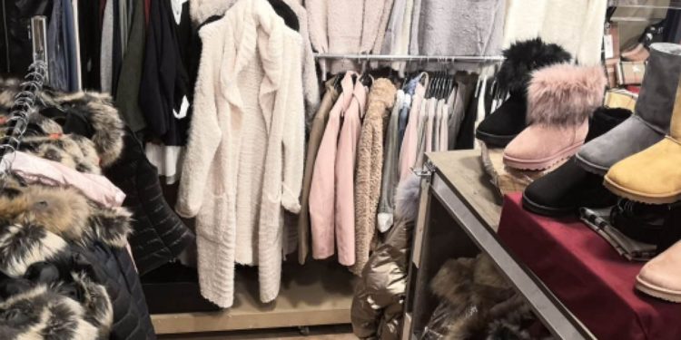 Κατασχέθηκαν 974 απομιμητικά είδη από 3 καταστήματα σε Αράχωβα, Πειραιά και Κορυδαλλό