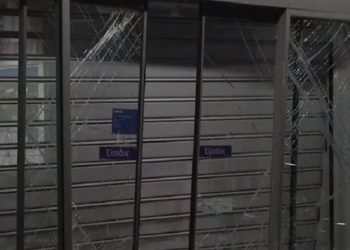 Εισέβαλαν με αυτοκίνητο σε κατάστημα στο Μαρκόπουλο