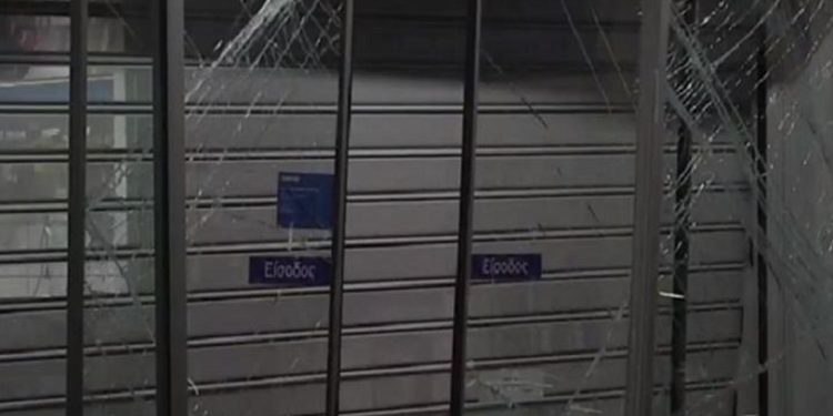 Εισέβαλαν με αυτοκίνητο σε κατάστημα στο Μαρκόπουλο