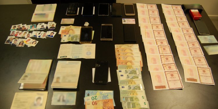 Εξαρθρώθηκε διεθνής εγκληματική οργάνωση παράνομης διακίνησης μεταναστών