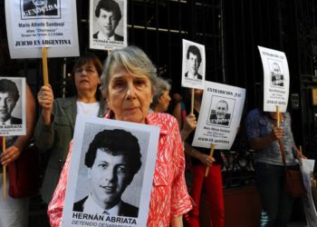 Γαλλία: Εκδόθηκε στην Αργεντινή πρώην αστυνομικός που φέρεται να εμπλέκεται σε 500 υποθέσεις φόνων, βασανισμών και απαγωγών