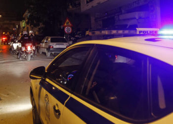 Έκρηξη έξω από κτίριο στο Περιστέρι