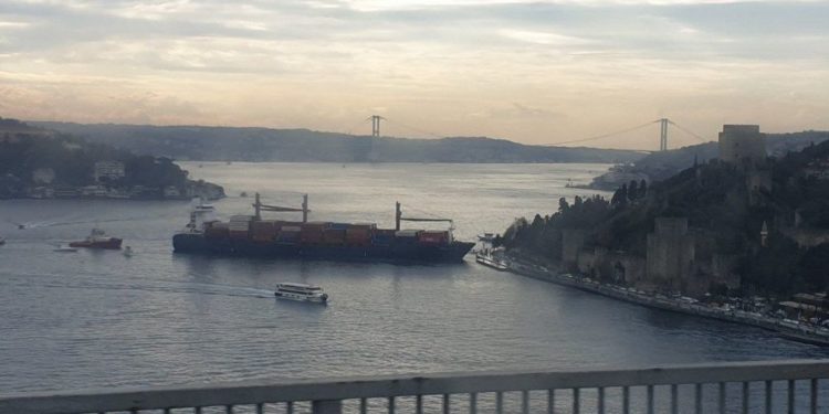 Πλοίο προσέκρουσε στην ακτή του Βοσπόρου