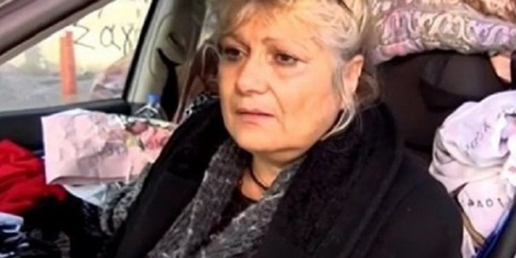 Συγκλονίζει γυναίκα στην Κρήτη: Ζει δύο χρόνια σε αυτοκίνητο (BINTEO)