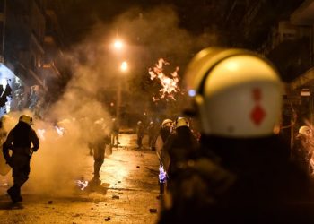 Εξάρχεια: Επίθεση σε διμοιρίες των ΜΑΤ – Ένας αστυνομικός τραυματίας