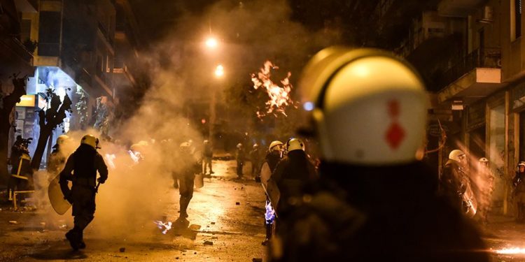 Εξάρχεια: Επίθεση σε διμοιρίες των ΜΑΤ – Ένας αστυνομικός τραυματίας