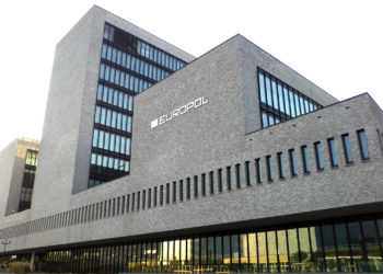 Europol: Πάνω από 200 άτομα συνελήφθησαν για ξέπλυμα μαύρου χρήματος