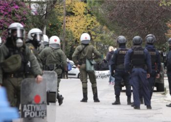 Επεισόδια στο Μαρούσι με ζημιές σε καταστήματα και δακρυγόνα στο εμπορικό κέντρο (ΦΩΤΟ)