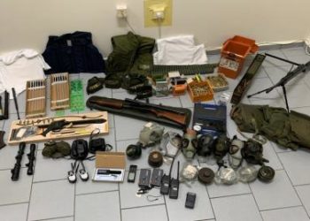 Συνελήφθησαν στη Σύρο δύο άνδρες για παράνομη κατοχή μεγάλης ποσότητας οπλισμού