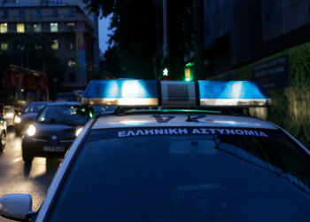 Διπλό «χτύπημα» στη Γλυφάδα: Διέρρηξαν αντικριστά καταστήματα