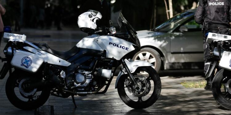 Αστυνομικός σταμάτησε να βοηθήσει οδηγό και τον λήστεψαν