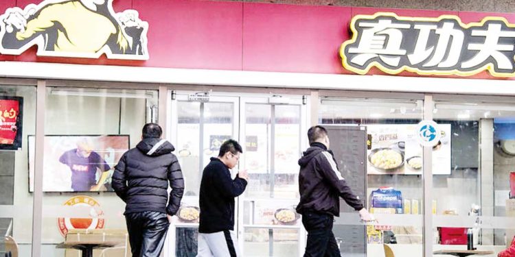 Η κόρη του Μπρους Λι προσφεύγει κατά κινεζικής αλυσίδας ταχυφαγείων για τη χρήση εικόνας του πατέρα της