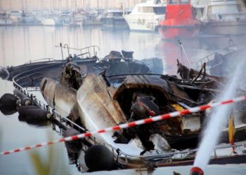 Πυρκαγιά κατέστρεψε ολοσχερώς σκάφος στη Μαρίνα Αλίμου (ΦΩΤΟ)