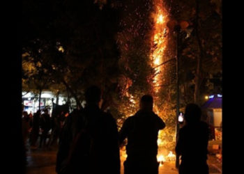 (Ξανα)έκαψαν το χριστουγεννιάτικο δέντρο στα Εξάρχεια!