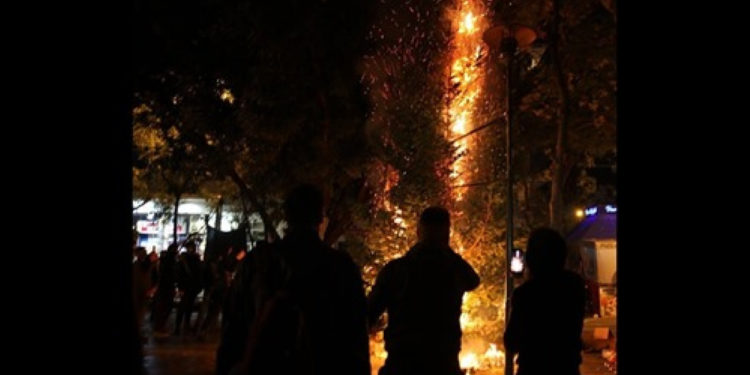 (Ξανα)έκαψαν το χριστουγεννιάτικο δέντρο στα Εξάρχεια!