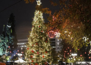 «Τα ξωτικά των Χριστουγέννων σε απεργία» ανέλαβαν την ευθύνη για την παρέμβαση στην πλατεία Συντάγματος
