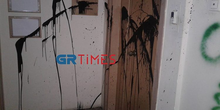 Επίθεση στο πολιτικό γραφείο της Έλενας Ράπτη