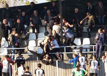 Επεισόδια και τραυματισμοί μεταξύ φιλάθλων σε ποδοσφαιρικό αγώνα Γ’ Εθνικής (ΒΙΝΤΕΟ)