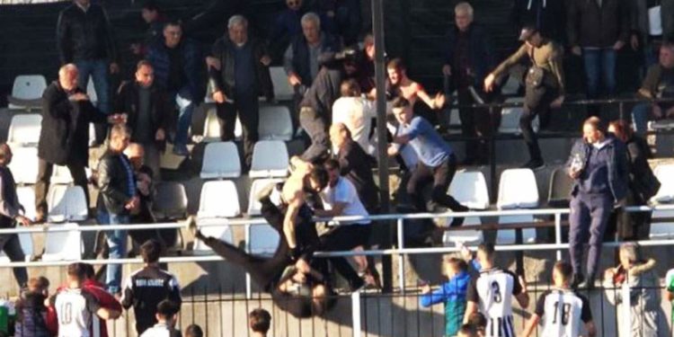 Επεισόδια και τραυματισμοί μεταξύ φιλάθλων σε ποδοσφαιρικό αγώνα Γ’ Εθνικής (ΒΙΝΤΕΟ)