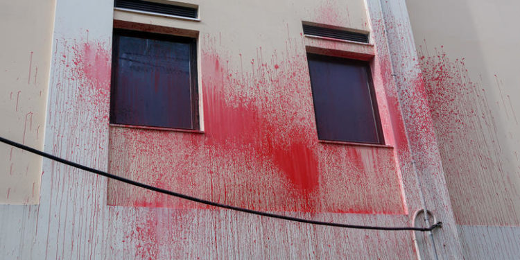 Επίθεση με μπογιές στην Ένωση Κρητών στην Πανεπιστημίου