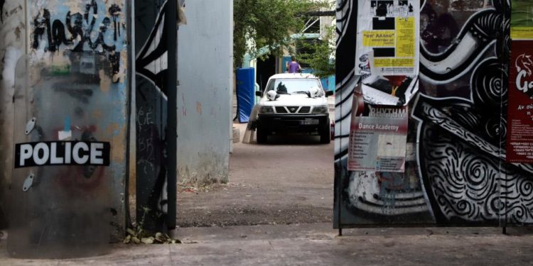 Εξάρχεια: Ελεύθεροι και οι δύο συλληφθέντες για τον αρχαίο αμφορέα