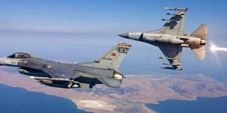 Συνεχίζει τις προκλήσεις στο Αιγαίο η Άγκυρα: Τουρκικά F-16 πέταξαν πάνω από Παναγιά και Οινούσσες