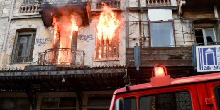 Φωτιά σε εγκαταλειμμένο κτίριο στην Ερμού