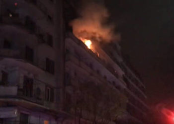 Φωτιά σε διαμέρισμα στη Θεσσαλονίκη – Απεγκλωβίστηκαν πέντε άτομα, μεταξύ αυτών 3 παιδιά (ΒΙΝΤΕΟ)