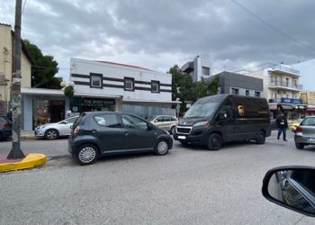 Έκαναν πάρκινγκ την λεωφόρο Ηρακλείου μπροστά σε περιπολικό (ΦΩΤΟ)