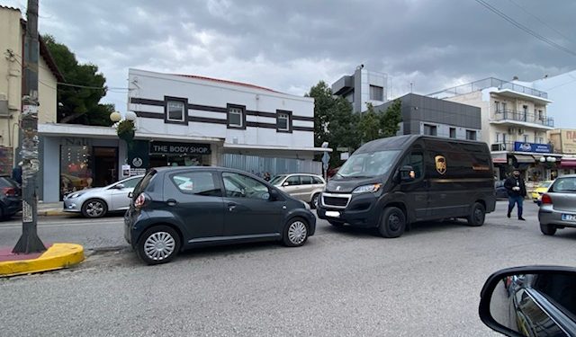 Έκαναν πάρκινγκ την λεωφόρο Ηρακλείου μπροστά σε περιπολικό (ΦΩΤΟ)