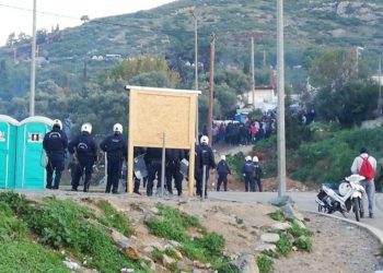 Πετροπόλεμος και χημικά έξω από το κέντρο υποδοχής και ταυτοποίησης Σάμου (ΒΙΝΤΕΟ-ΦΩΤΟ)