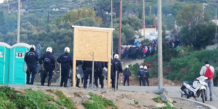 Πετροπόλεμος και χημικά έξω από το κέντρο υποδοχής και ταυτοποίησης Σάμου (ΒΙΝΤΕΟ-ΦΩΤΟ)