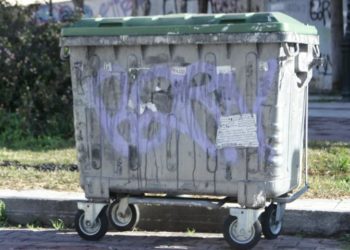 Βρέφος βρέθηκε μέσα σε κάδο απορριμμάτων στο κέντρο της Καλαμάτας