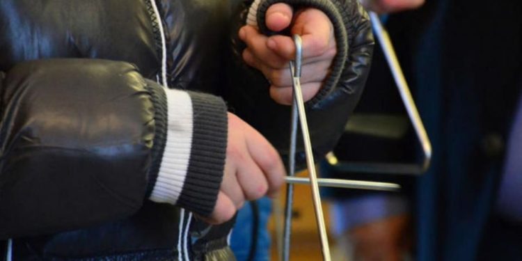 Τρεις ληστείες σε παιδιά που έλεγαν τα κάλαντα στην Αττική – Συνελήφθη 15χρονος