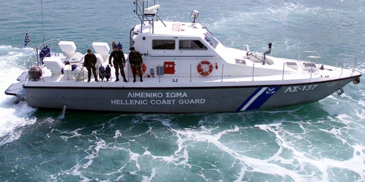 Στη Σκύρο το πλήρωμα του πλοίου που έπλεε ακυβέρνητο – Αναφορές για δύο τραυματίες