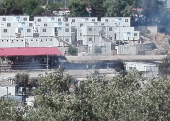 Μυτιλήνη: 200 μετανάστες έκλεισαν τον δρόμο που οδηγεί στη Μόρια ζητώντας καλύτερες συνθήκες