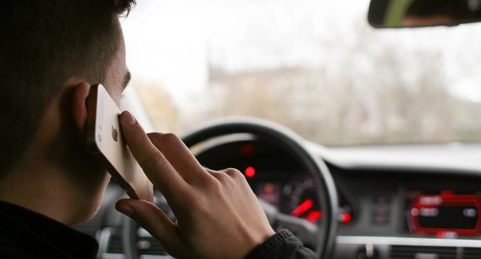 Έρευνα: Η έλλειψη προσοχής λόγω χρήσης κινητού τηλεφώνου μια από τις βασικές αιτίες τροχαίων ατυχημάτων σε Ευρώπη και Ελλάδα