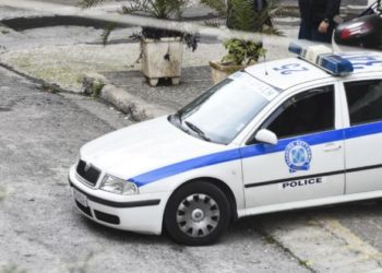 Πατέρας και γιος λήστεψαν ζευγάρι ηλικιωμένων προσποιούμενοι τους πωλητές