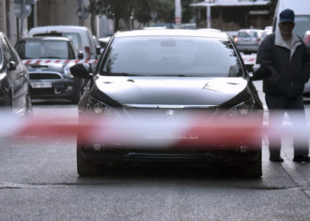 Έγκλημα στα Πετράλωνα: Κάμερα δείχνει τον 21χρονο να πετά σακούλα στα σκουπίδια