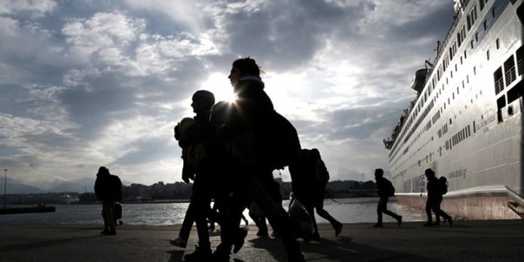 Στο λιμάνι του Πειραιά 99 πρόσφυγες και μετανάστες από νησιά του ανατολικού Αιγαίου