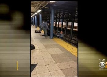 Νέα Υόρκη: Πώς επιβάτες του μετρό έσωσαν την τελευταία στιγμή άνδρα που έπεσε στις ράγες